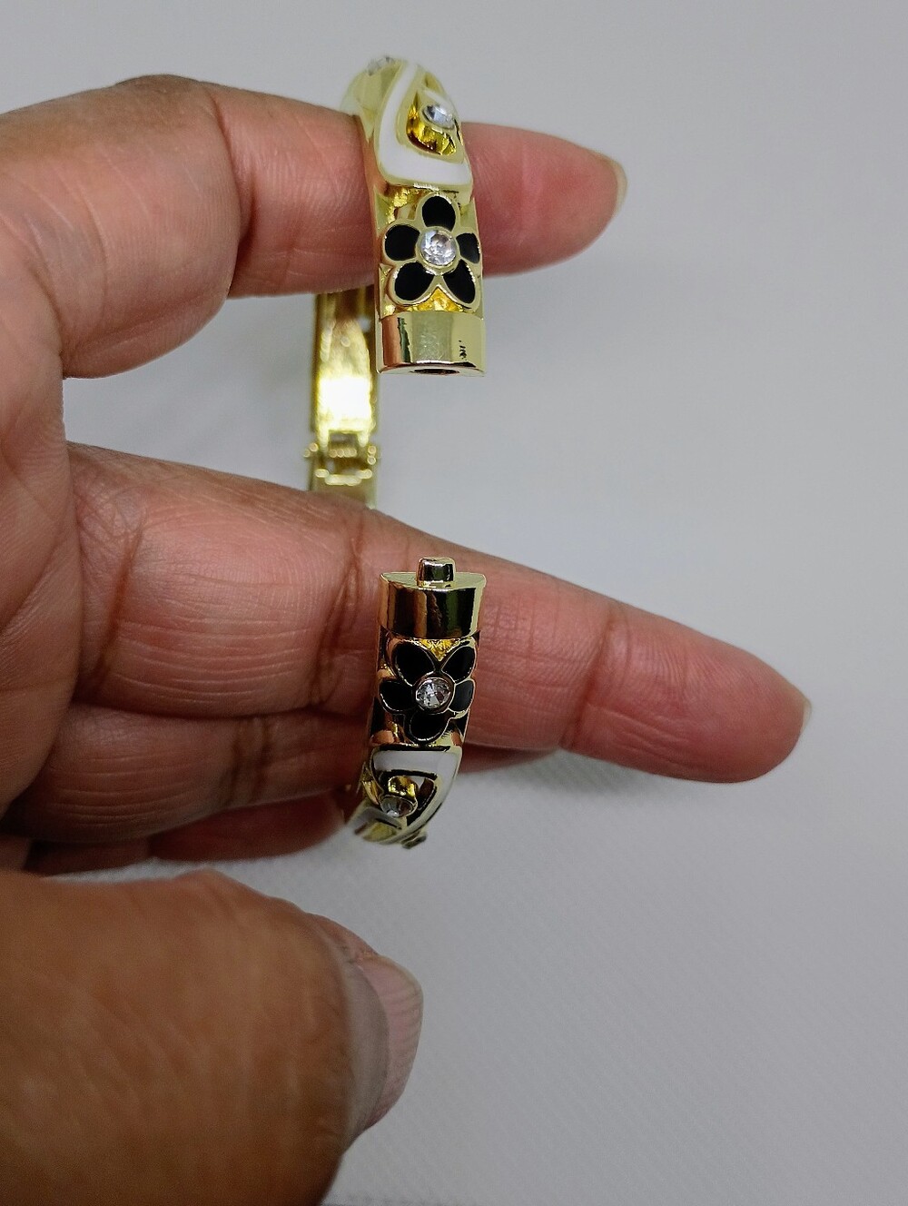 New Gold Tone Black/White Enamel Floral Hinged Bangle Bracelet 🚨 - Picture 6 of 6